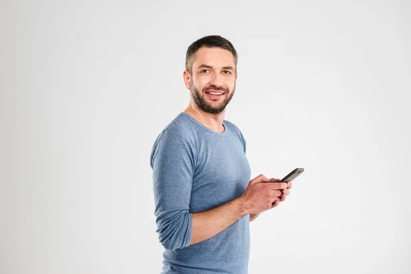 Hombre feliz charlando por teléfono móvil . — Foto de Stock