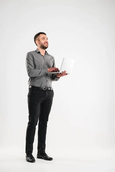 Hombre feliz aislado usando ordenador portátil . — Foto de Stock