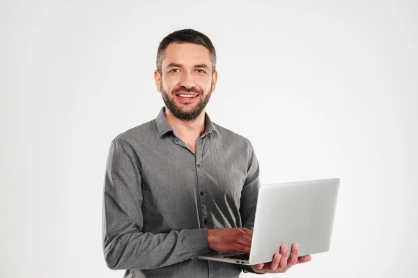 Hombre de negocios alegre usando ordenador portátil . — Foto de Stock