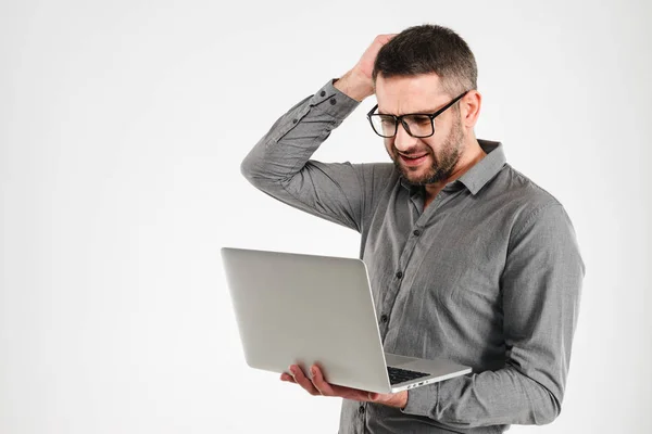 Empresario confuso usando ordenador portátil . — Foto de Stock