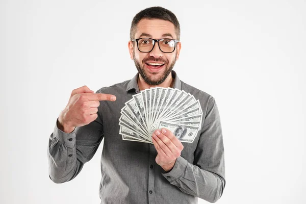 Emocionado hombre de negocios sosteniendo dinero señalando . —  Fotos de Stock
