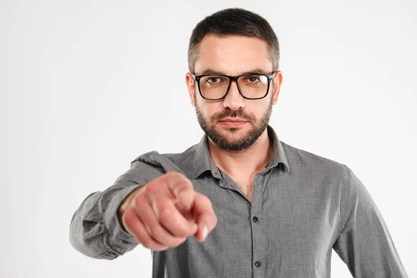 Hombre de negocios serio que apunta a usted . — Foto de Stock