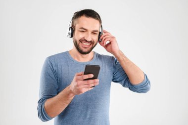 Cep telefonu kullaranarak mutlu adam izole müzik.