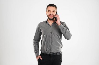 Yakışıklı işadamı cep telefonuyla konuşuyor