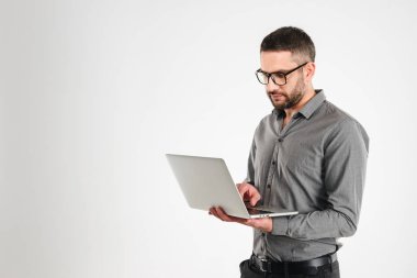 Dizüstü bilgisayar kullanan yoğun iş adamı.