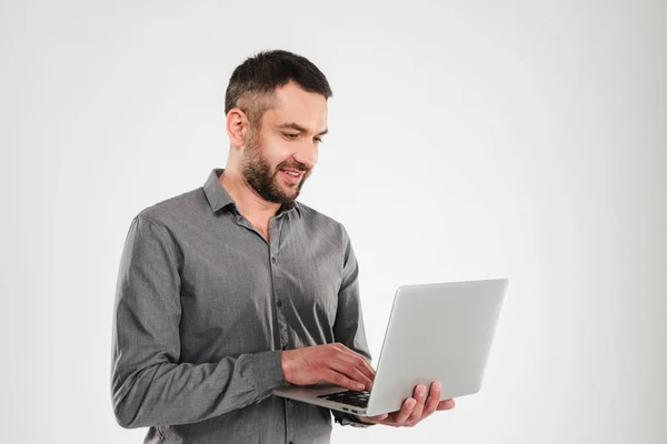 Homem de negócios concentrado usando computador portátil . — Fotografia de Stock