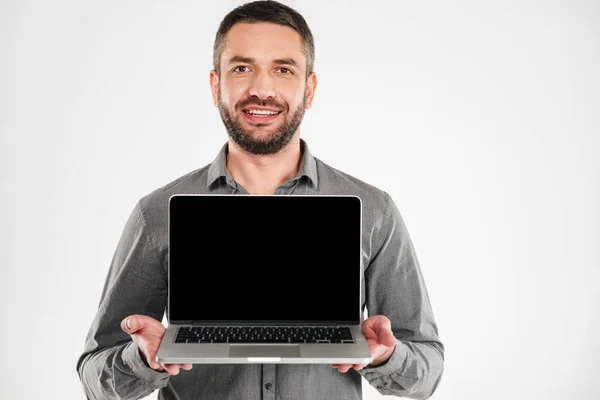 Бизнесмен показывает дисплей ноутбука . — стоковое фото
