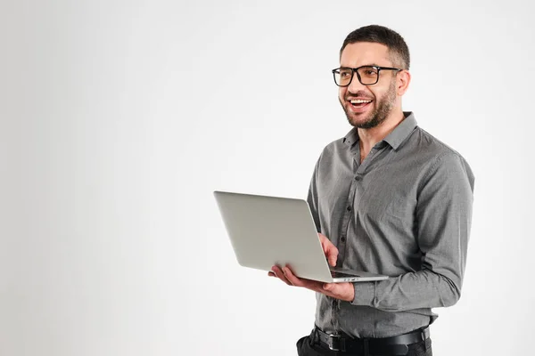 Lachen zakenman laptopcomputer gebruikt. — Stockfoto