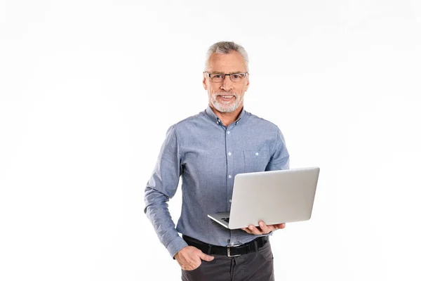 Junger bärtiger alter Mann hält Laptop in der Hand und schaut Kamera isoliert — Stockfoto