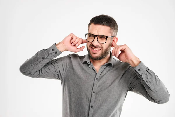 Unzufriedener Geschäftsmann hält sich die Ohren zu. — Stockfoto