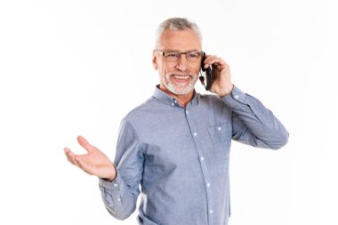 Neşeli adam beyaz bitti izole smartphone cep telefonu ile konuşmak