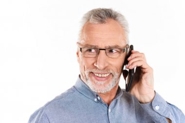İzole Smartphone'da konuşan gülümseyen olgun adam portresi