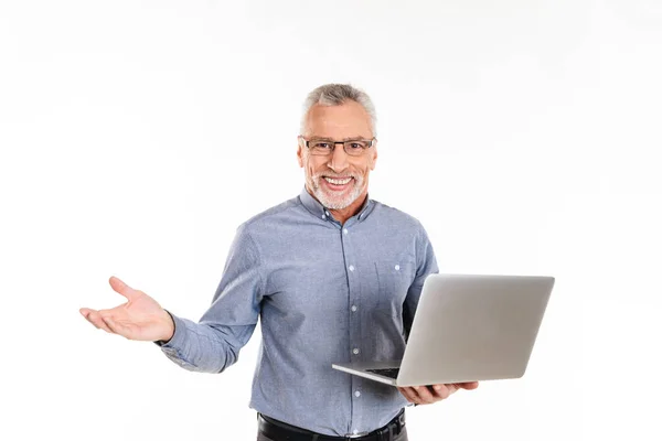 Glücklicher Mann hält Laptop und lächelt isoliert in die Kamera — Stockfoto