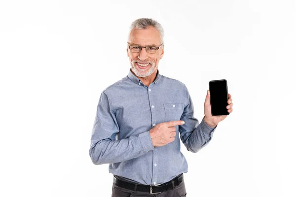 Старик в очках указывает на чистый экран смартфона — стоковое фото
