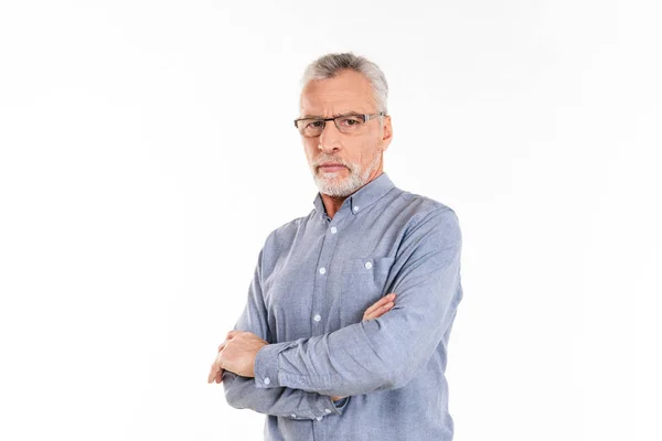 Portrait of serious confident man looking camera with folded hands — Stock Photo, Image
