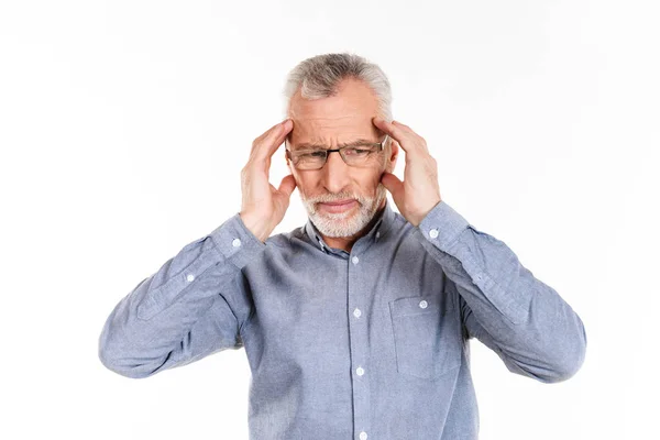 Förvirrad gubbe har en huvudvärk och hålla huvudet — Stockfoto