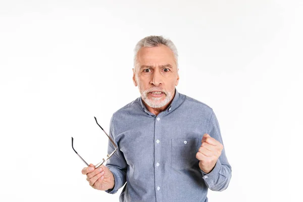 Arrabbiato uomo scontento cercando fotocamera seriamente isolato — Foto Stock