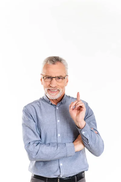 Retrato de velho homem alegre apontando para cima com o dedo isolado sobre branco — Fotografia de Stock