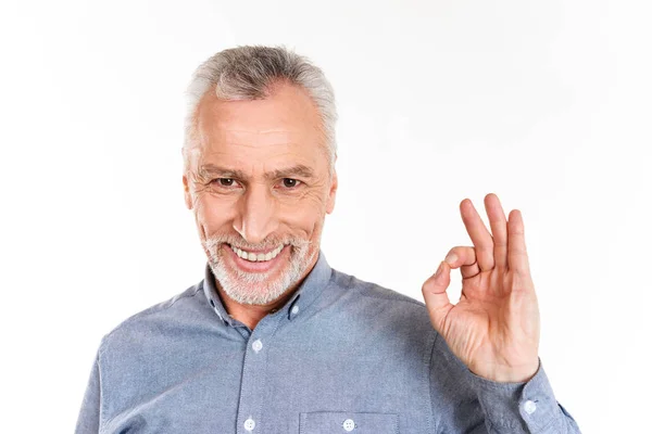 Homem feliz mostrando gesto ok e sorrindo isolado sobre branco — Fotografia de Stock