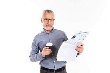 Kahve tutarak ve izole gazetede eski neşeli adam