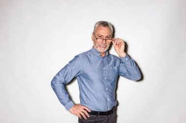 Kamera seyir ve izole gülümseyen neşeli olgun adam