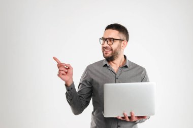 Neşeli işadamı dizüstü bilgisayar işaret kullanarak