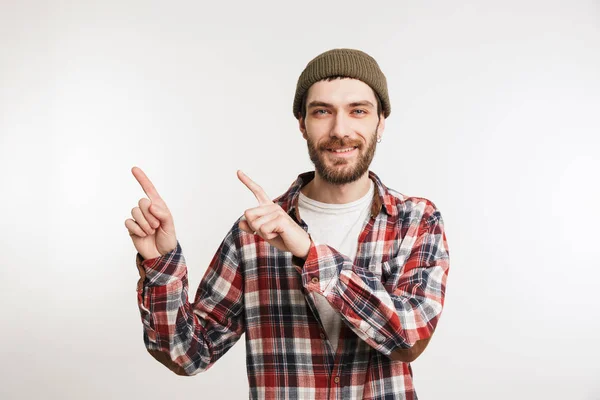 Porträtt av en nöjd skäggig man i rutig skjorta — Stockfoto