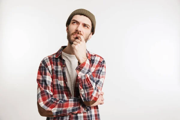 Portret zamyślony, brodaty mężczyzna w plaid shirt — Zdjęcie stockowe