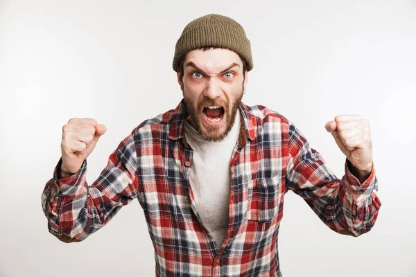 Portrait d'un homme barbu fou en chemise à carreaux criant — Photo