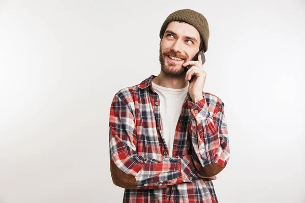 Портрет улыбающегося бородатого человека в клетчатой рубашке — стоковое фото