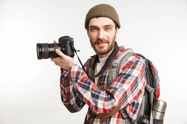 Porträtt av en lycklig ung man turist ryggsäck — Stockfoto