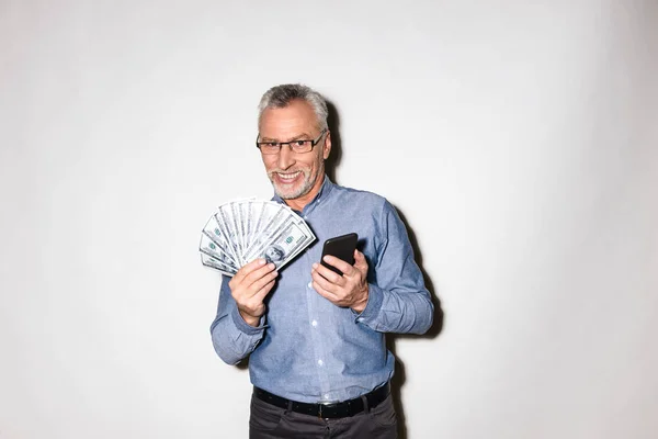 Glücklicher Geschäftsmann mit Smartphone und Dollars — Stockfoto