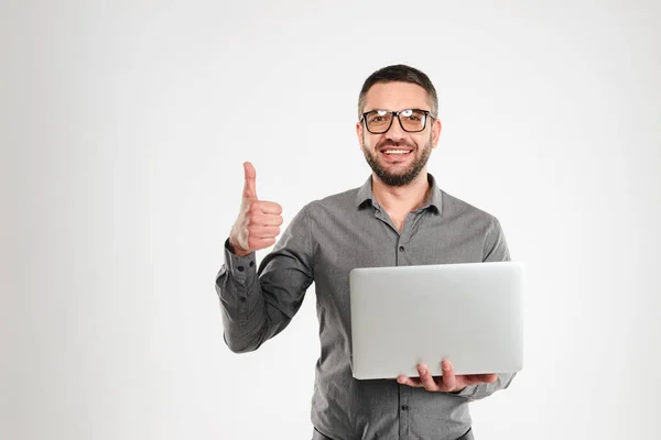Empresário feliz usando computador portátil mostrando polegares para cima . — Fotografia de Stock