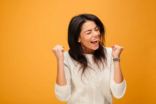 Portret van een enthousiast jonge vrouw vieren van succes — Stockfoto
