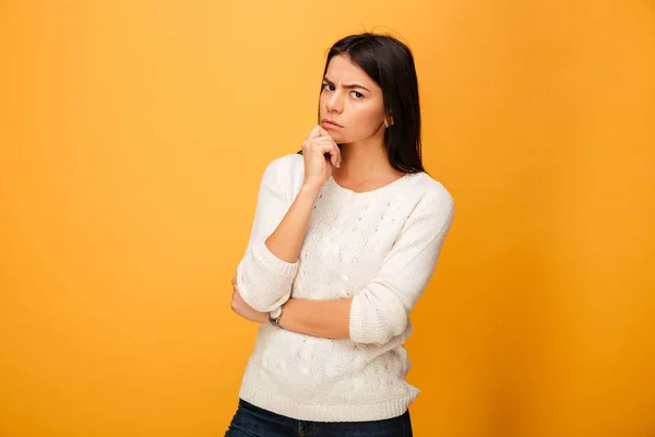 Portrait d'une jeune femme songeuse à la recherche — Photo