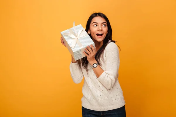 Portrait of a happy young woman holding gift box — Stock Photo, Image