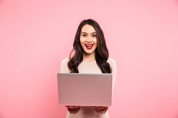 Splendida donna caucasica con lunghi capelli scuri sorridenti e tenenti — Foto Stock