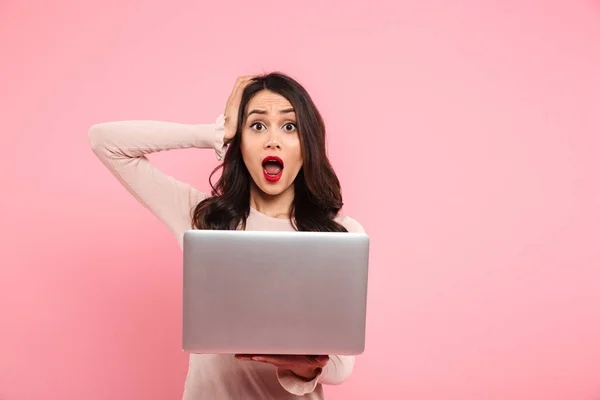 Imagem de mulher emocionada 20s em roupas casuais gritando e agarrar — Fotografia de Stock