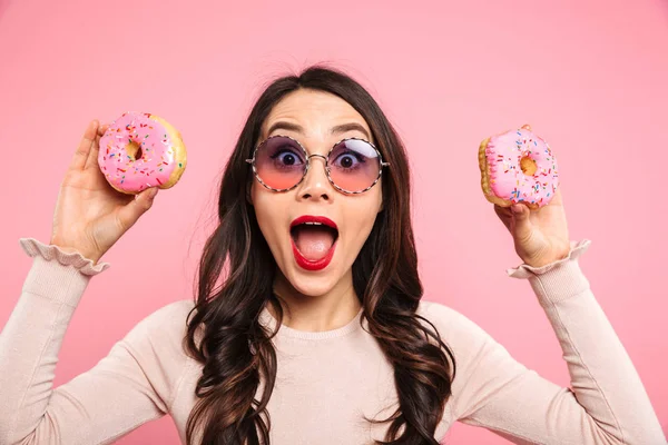 Amüsante Frau mit langen dunklen Haaren in stylischer Brille, die zwei — Stockfoto