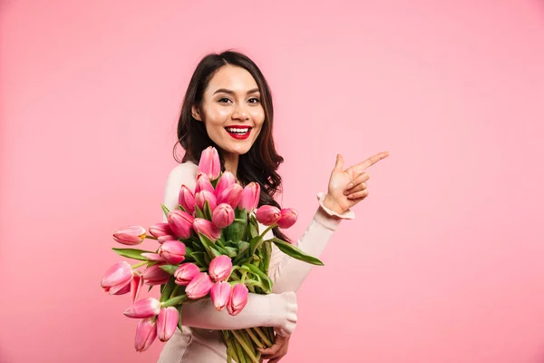 Charming brunette female holding amazing bunch of blossom tulips — Stock Photo, Image