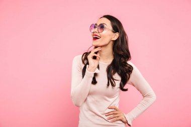 Kırmızı dudaklar ve şık saç sungl giyen zarif kadın