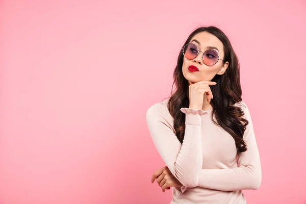 Foto de sonhando menina adulta com lábios vermelhos vestindo sungla na moda — Fotografia de Stock