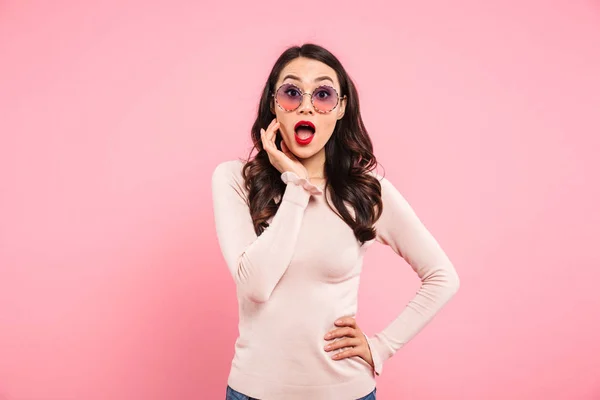 Mujer bonita joven con el pelo largo marrón usando gafas de sol de niña — Foto de Stock