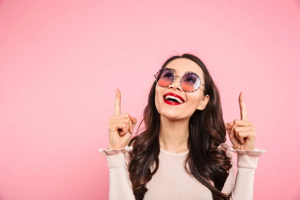 Contenido chica adulta con labios rojos usando gafas de sol redondas lookin — Foto de Stock