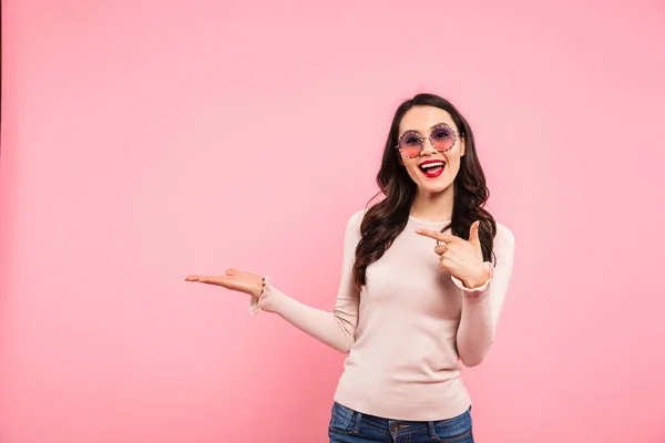 Moderna vita kvinnan i casual pekande finger på reklam — Stockfoto