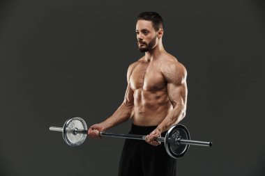 Motive kaslı vücut geliştirmeci portresi