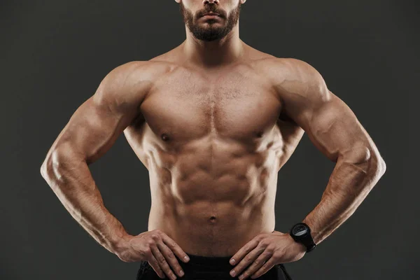 Beskuren bild av en ung muskulös bodybuilder — Stockfoto