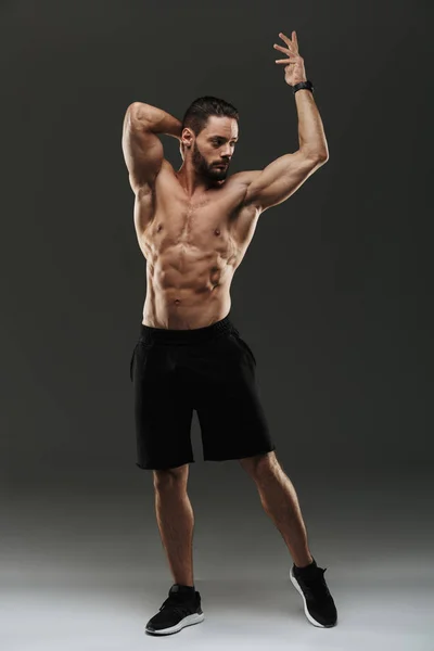 Retrato de cuerpo entero de un hombre musculoso confiado posando — Foto de Stock