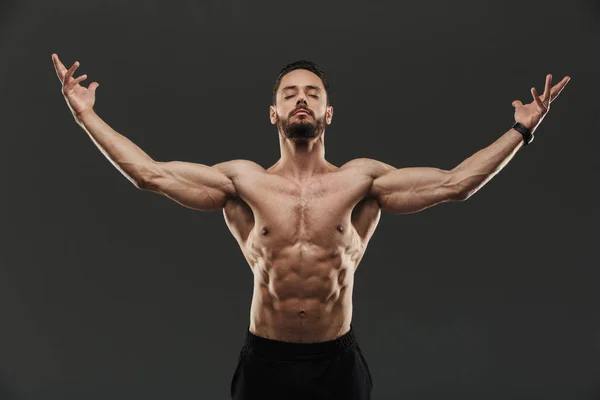 Porträtt av en säker muskulös bodyuilder poserar — Stockfoto