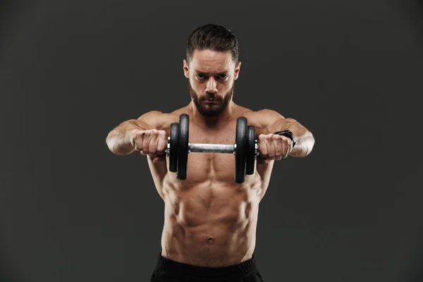 Retrato de un culturista muscular concentrado — Foto de Stock